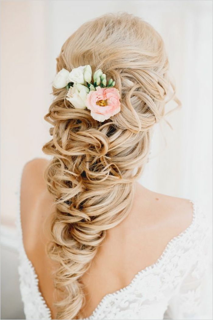 Vestuvių šukuosena-už-ilgosiomis plaukų-gėlių-in-the-plaukų pakimba