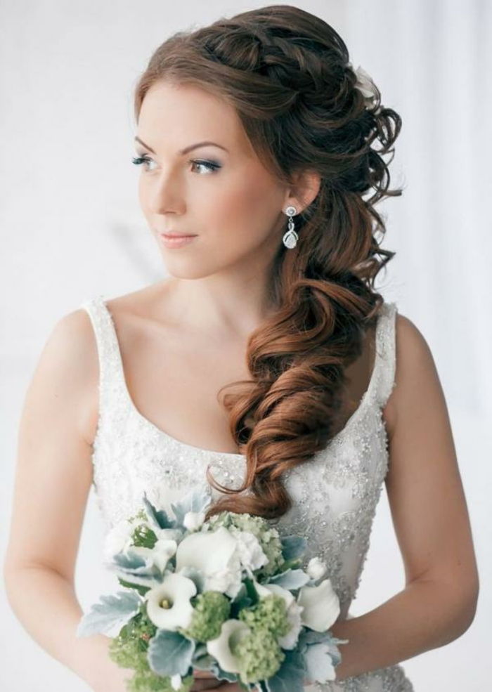Vestuvių šukuosena-su-puokštė-ilgą plaukų pabaigos nuotaka