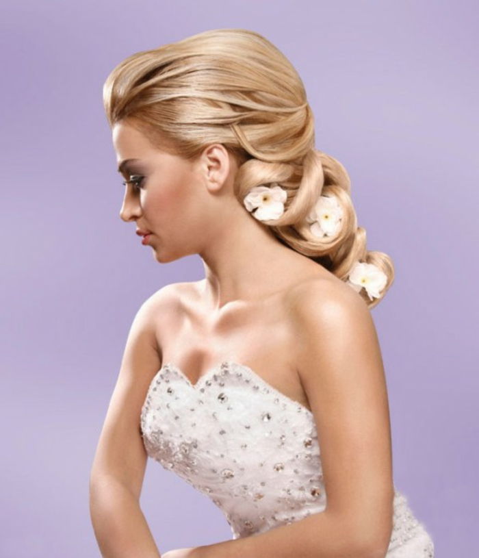 Vestuvių šukuosena-už-ilgo Plaukų stilingą-Look-violetinės fono