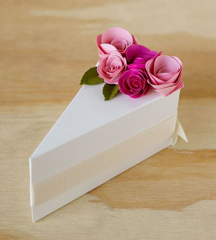 pudełko ze słodyczami, bułka z masłem, róże, biały, ślub, pomysł na prezent