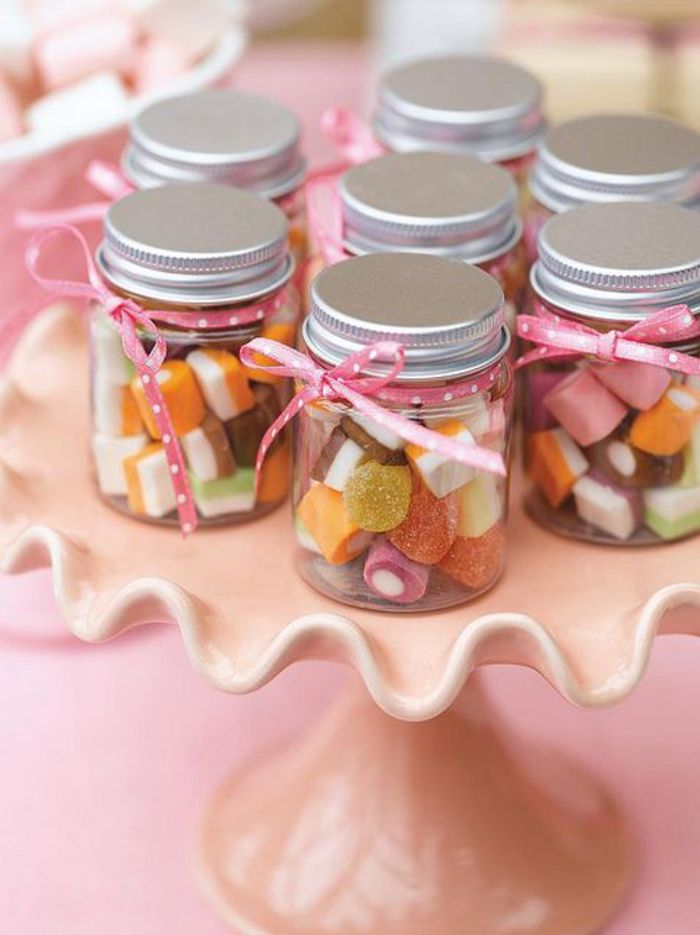 szkło ze słodyczami, kolorowe, pyszne, małe wstążki w kolorze różowym, na prezent