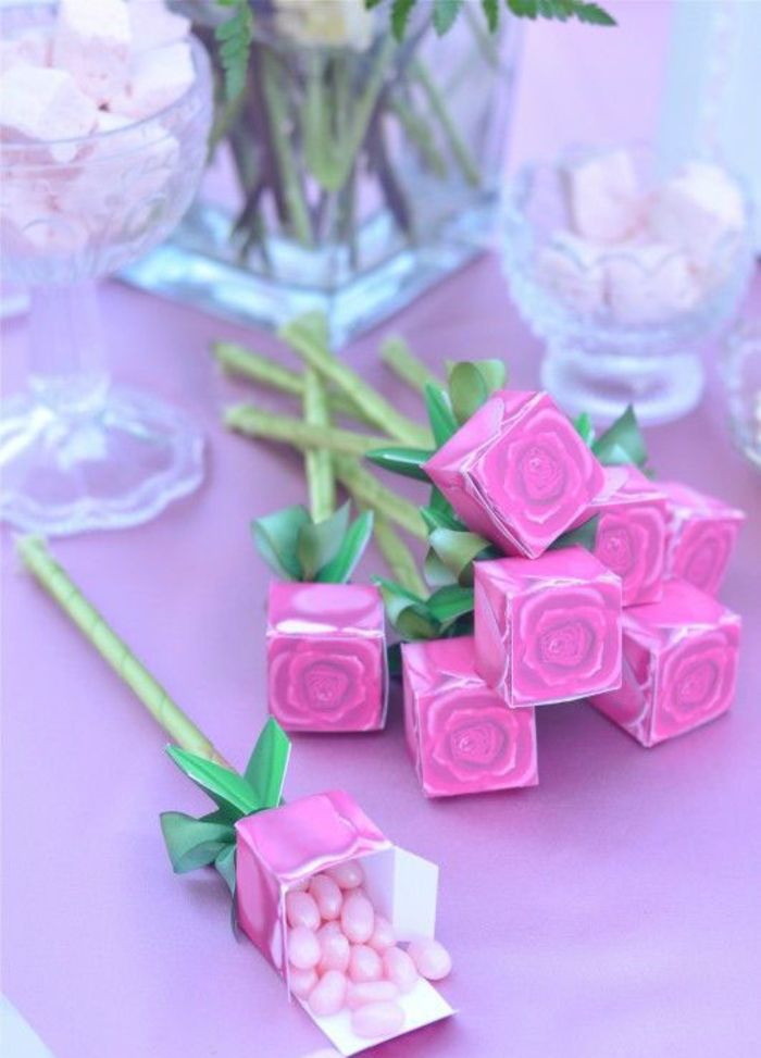 Bukiet słodyczy, róż, pudełek w kolorze różowym, prezenty dla gości
