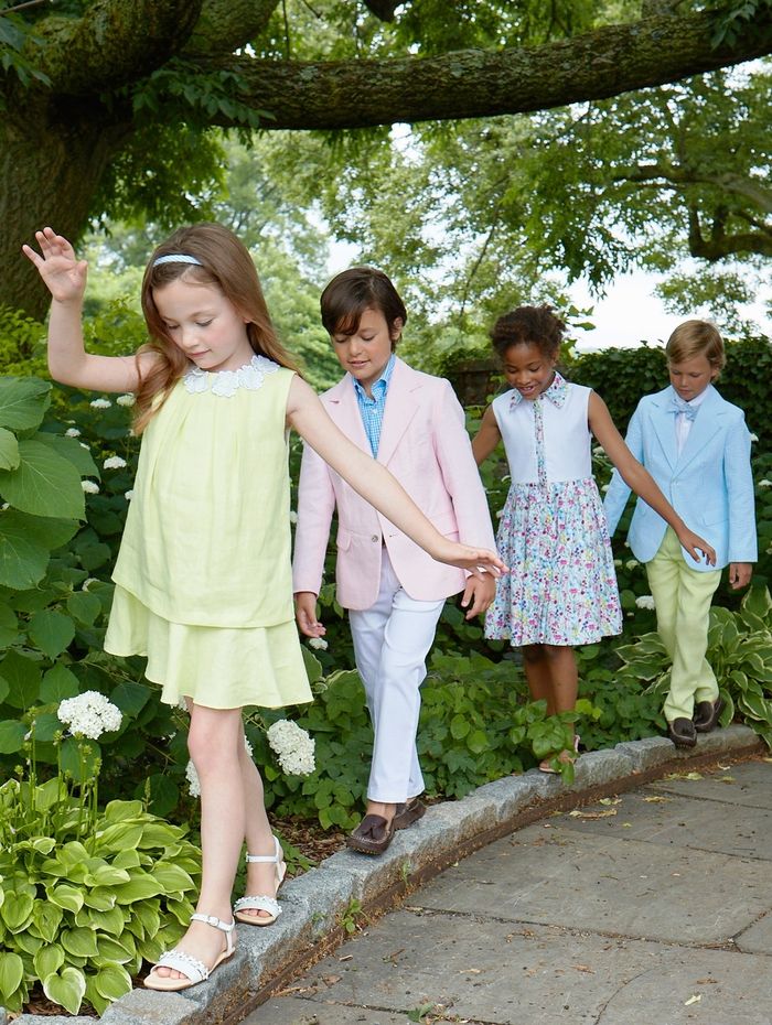 Pastel tonları olan çocuklar için elbiseler, takım elbise ile erkek çocuklar, geniş elbiseler ile kızlar