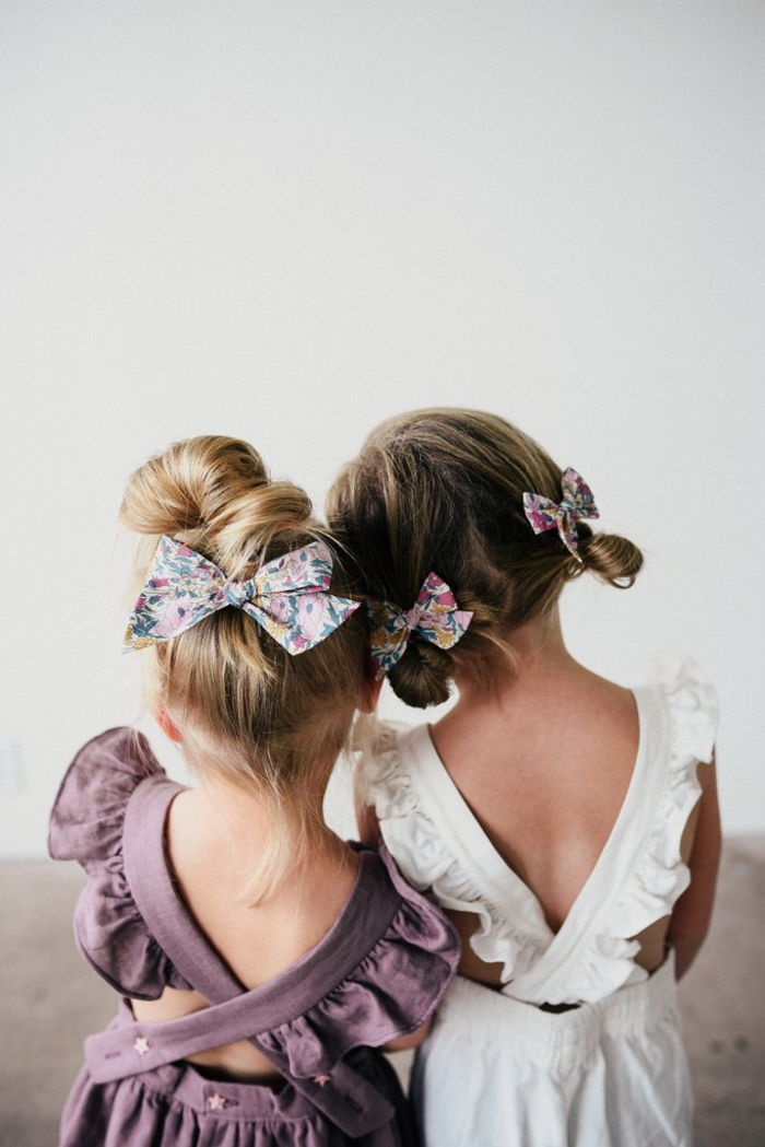 festligt mode för barn, klänningar med band i vita och lila, sommartrender