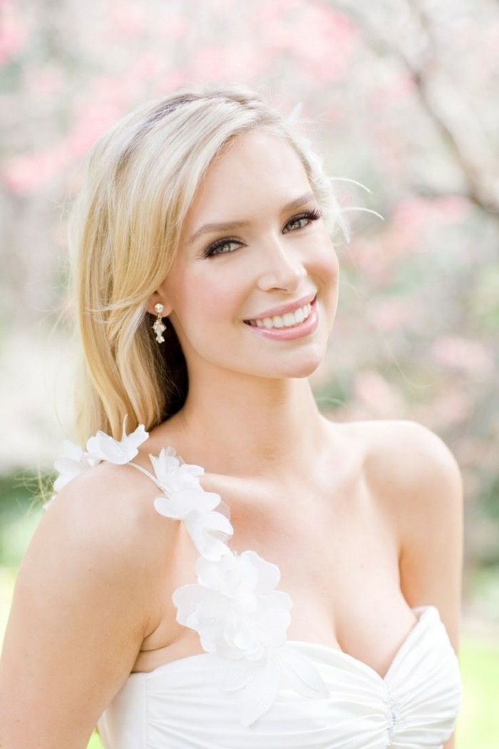 bruiloft make-up-onopvallende make-up en witte huid-en-blond-hair-flowers-deco-for-wedding-dress