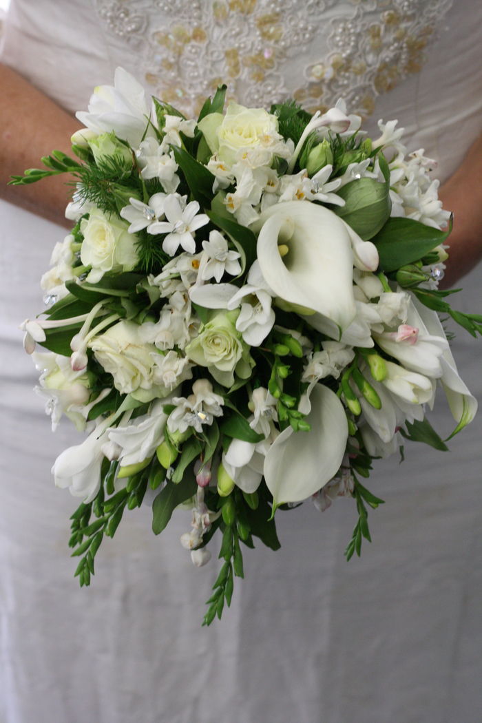 vita blommor med en grön accent, glaspärlor som en dekoration brudbukett vår