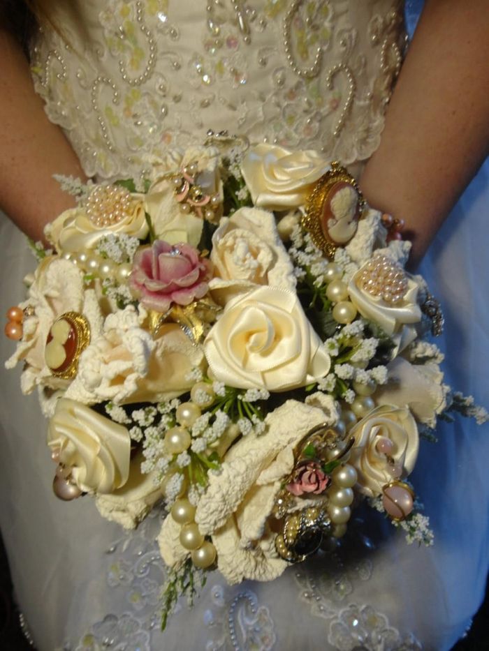 Sy bröllopbuketterna som rosor med glaspärlor som bröllopsklänningen