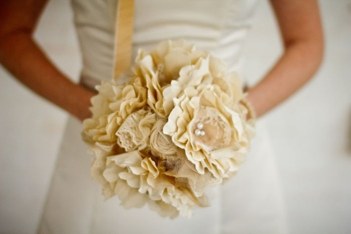 en höstbröllopsbukett i krämig färg dekorerad med glaspärlor