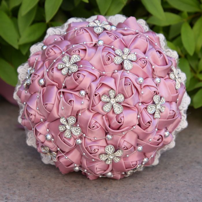 rosa bröllopbuketter som du kan sy och dekorera blommor i form av glaspärlor