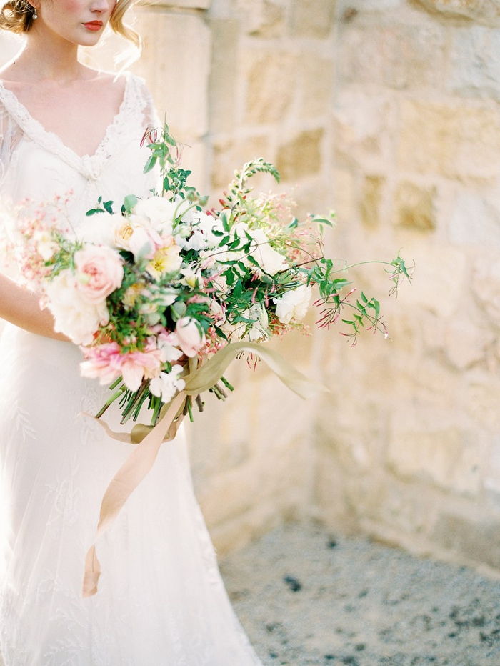 tappningklänning med rosa och vita blommor som ett bröllopsbukettbeigeband