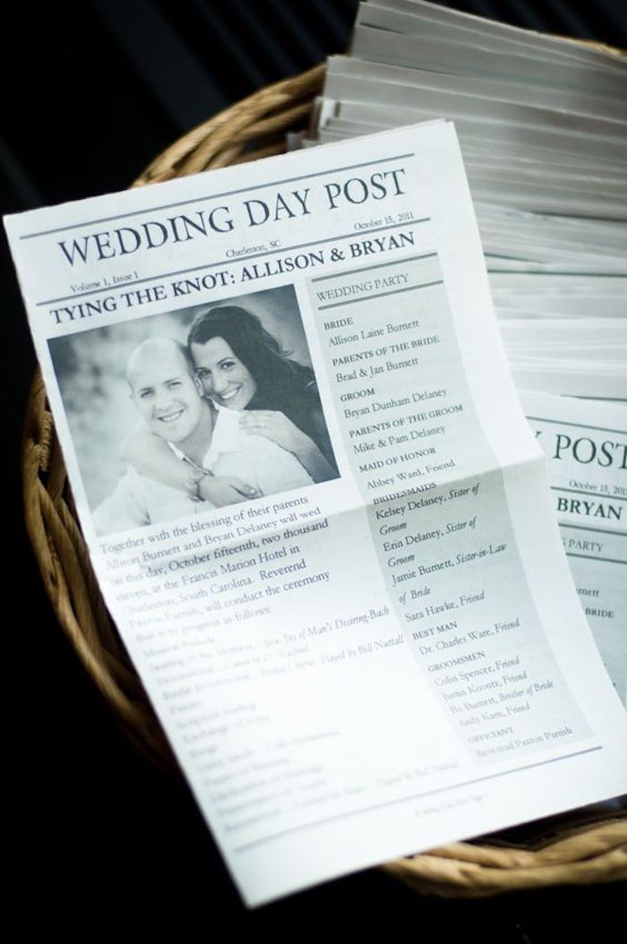 Svadobné noviny s plánom svadby a chill titul. Krásna fotografia svadobného páru