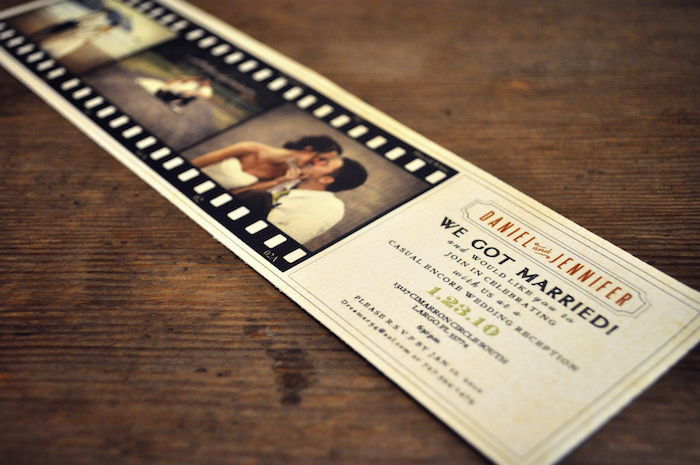 een bruiloftskrant als een filmtape gemaakt met foto's van de bruiloft van de bruid en bruidegom