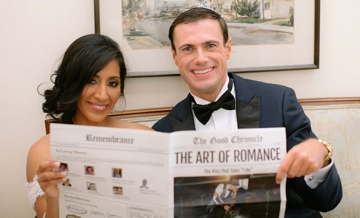 Na poročnem dnevu so mladoporočenci posneli sliko s poročnim časopisom
