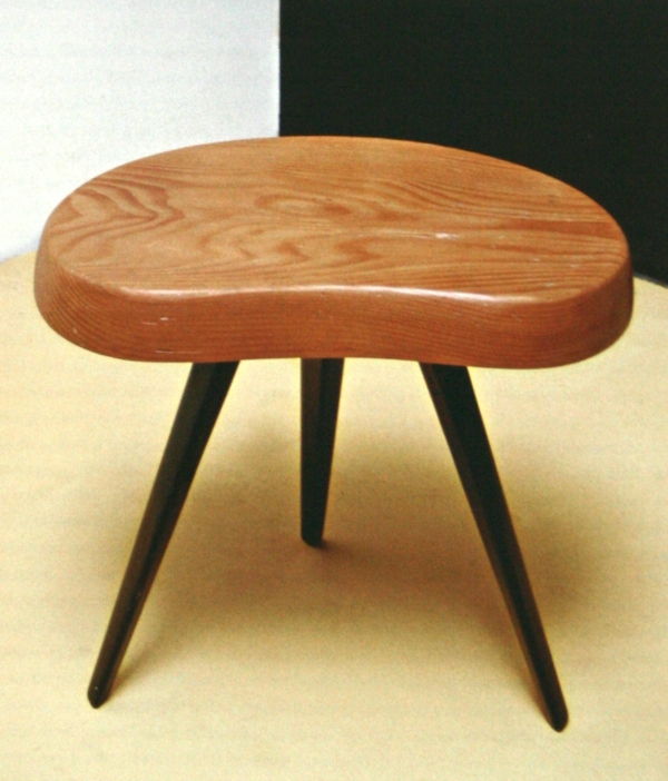 stołek w stylu wiejskim - bardzo ładny model z trzema nogami