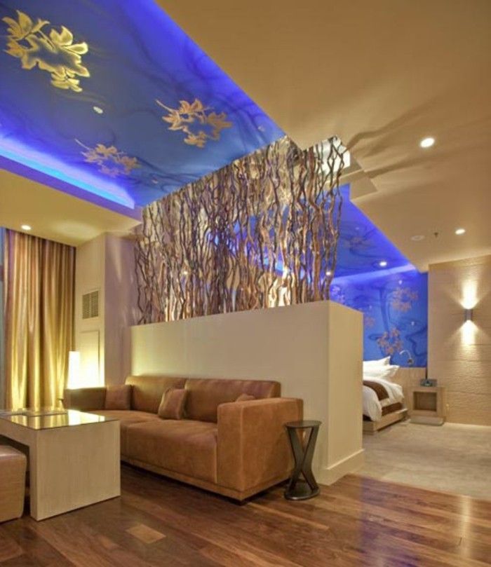 camera-maro-canapea-living-tavan înalt cameră perete de culoare bej