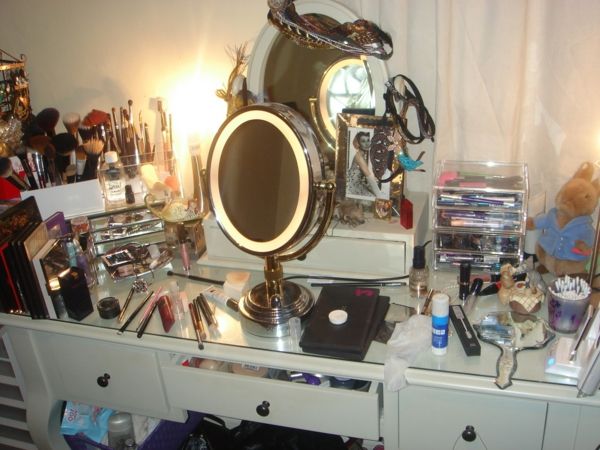 hollywood skålbord med en rund spegel