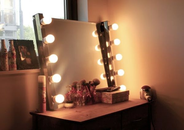 hollywoodský toaletný stolík so svetlami na zrkadle