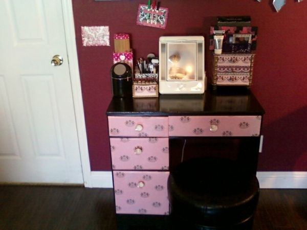 holičský toaletný stolík s ružovými zásuvkami