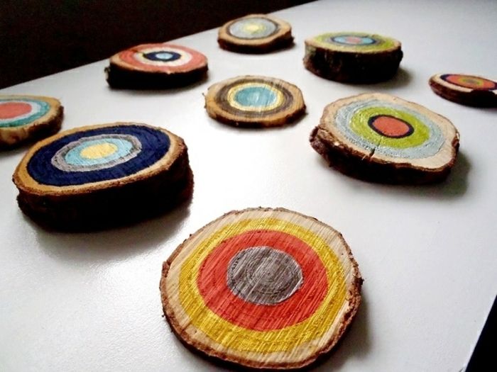 medinės dekoracijos dekoro idėjos, spalvingos dizaino lėkštės, pagamintos iš spalvingų medžio spalvų