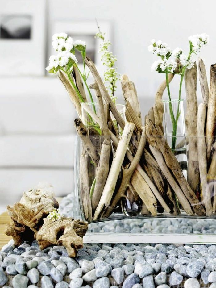 lauko idėjų medinis apdaila, kad gražus idėja pagamintų medinių gabalėlių vazoje ir žalių gėlių baltos spalvos
