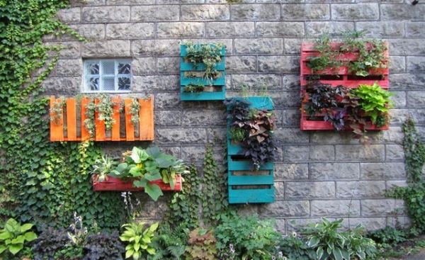 odun Europalet-bahçe-dekorasyon-renkli boyalı-bitki