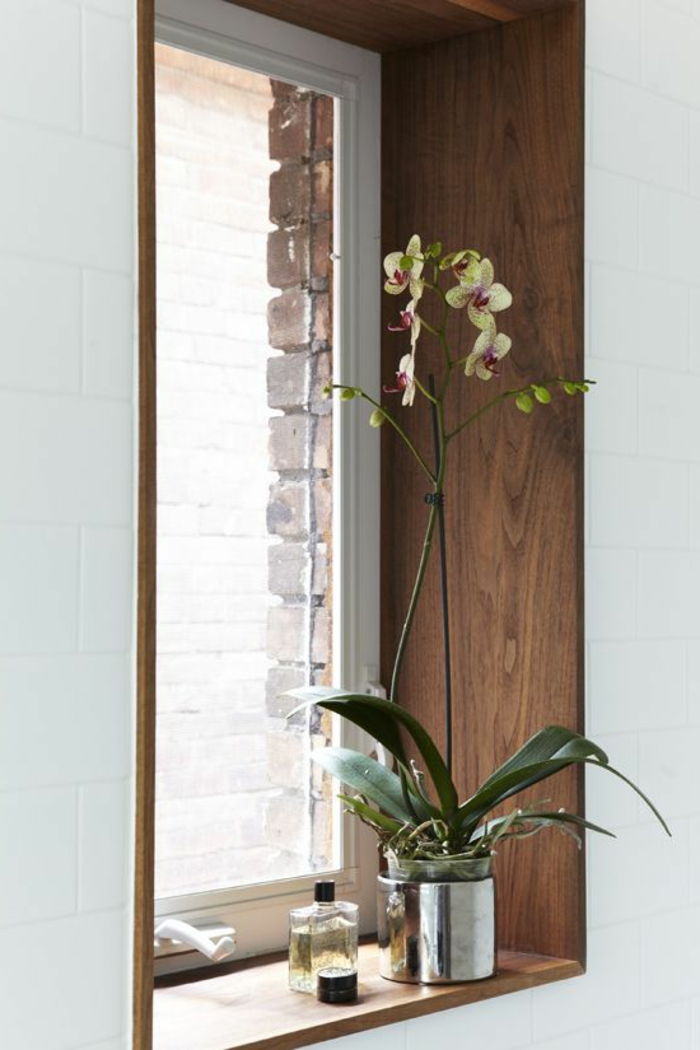 Medinis lentynas, dekoruojantis su orchidėjais