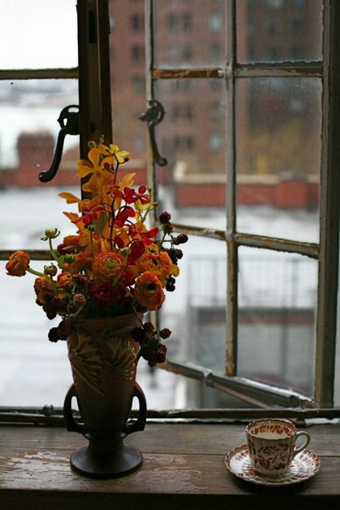 Langų rusted ir gėlių apdailos vazos ant lentynos senovinių puodelių