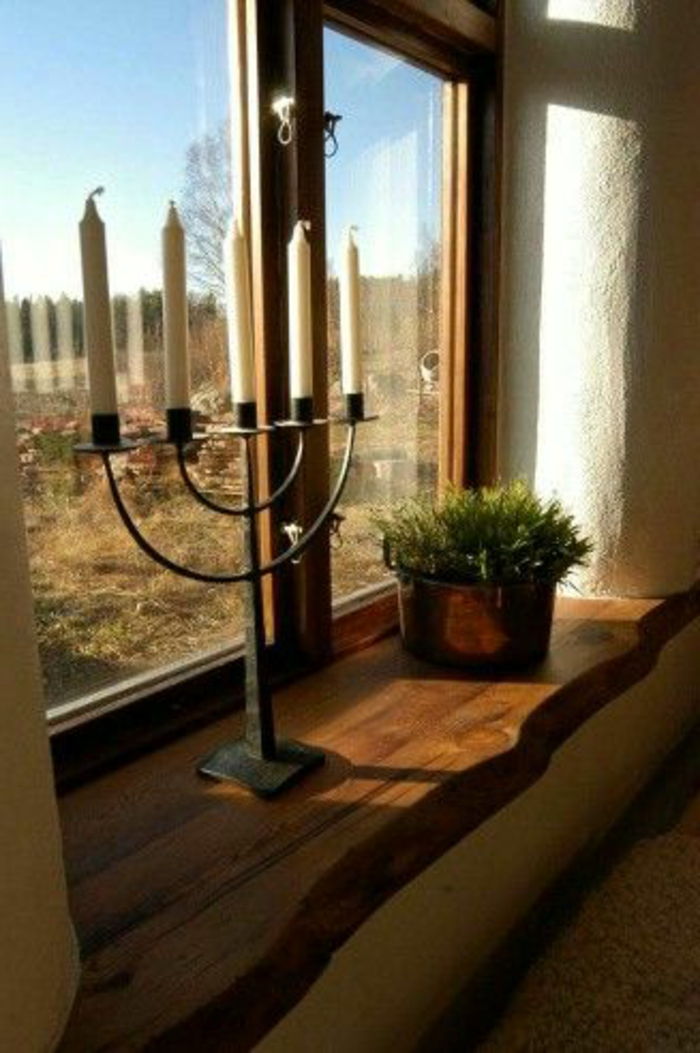 finestra di davanzale in legno candele rustiche toscane e vaso di fiori
