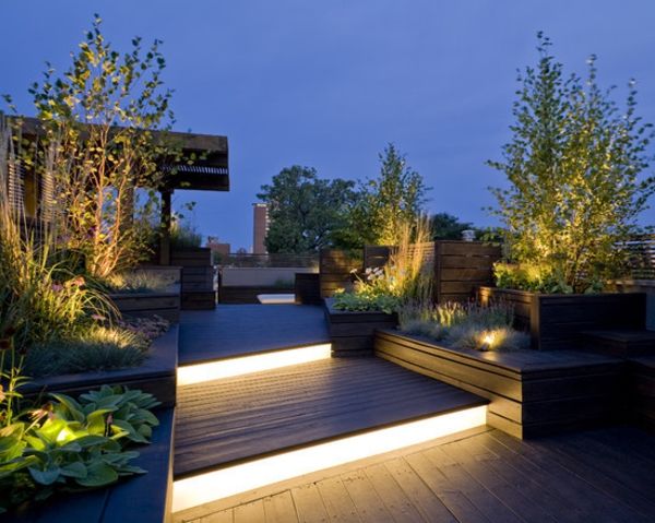lesena tla balkon zanimivo razsvetljavo - zelene rastline v noč