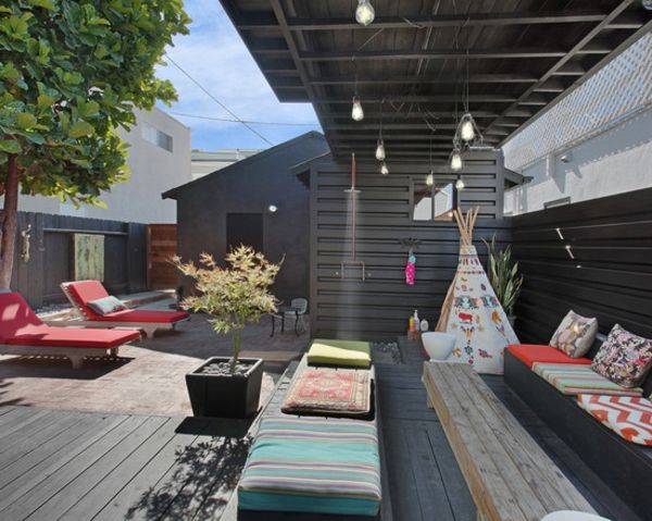 leseni talno-balkon-moderno-pohištvo - ležalniki v rdeči in kavč