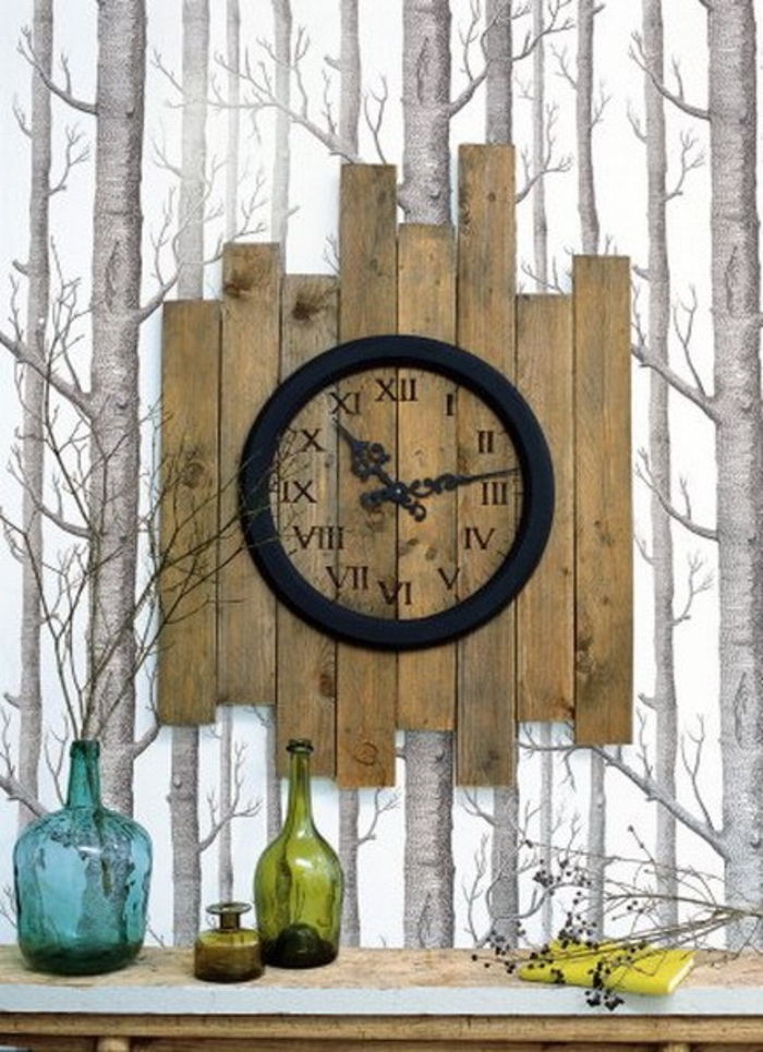 medienos deko gulbėnų apdailos idėjos projektuoti medinius laikrodžius su žaliais ir mėlynais stikliniais buteliais