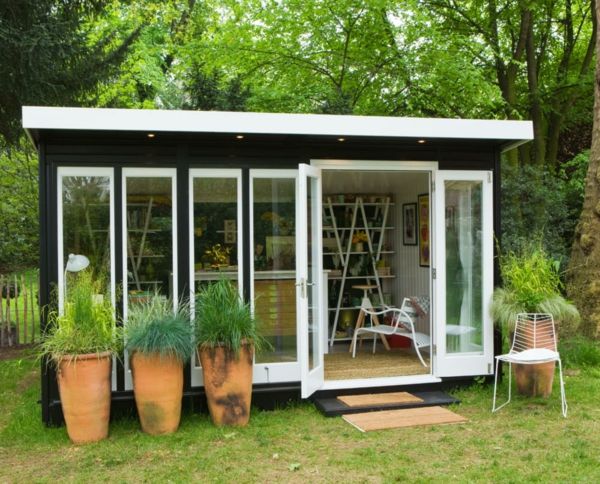 zrobić małe domki ogrodowe - wiele roślin deko - szklane ściany