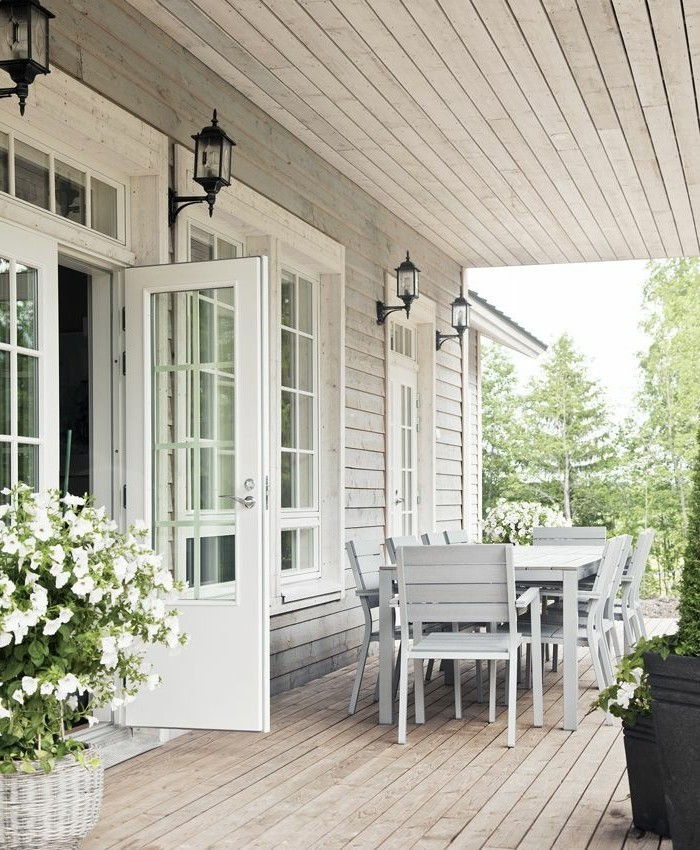 lemn-casa-cu-verandă mare de luat masa de masă