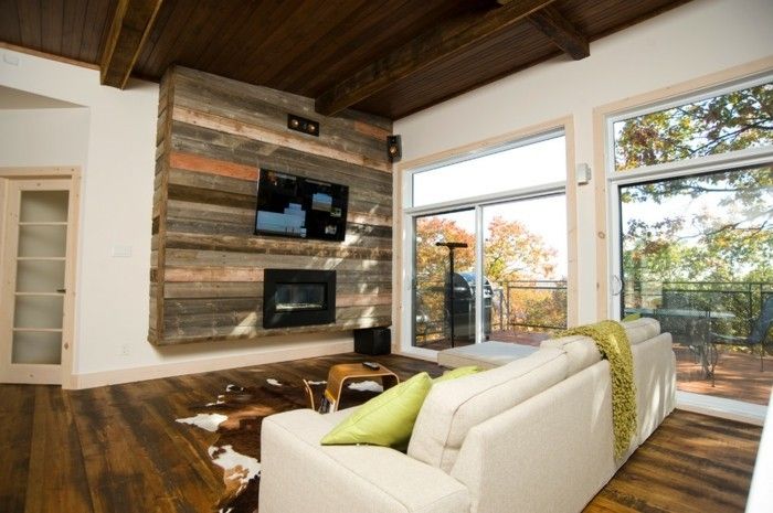 trepall-design-hvitt-sofa-og-bolig vegg-i-stor-stue