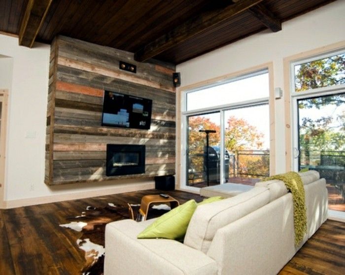 Trepaller-møbler-hvitt-sofa-og-kreativ-vegg-i-stua