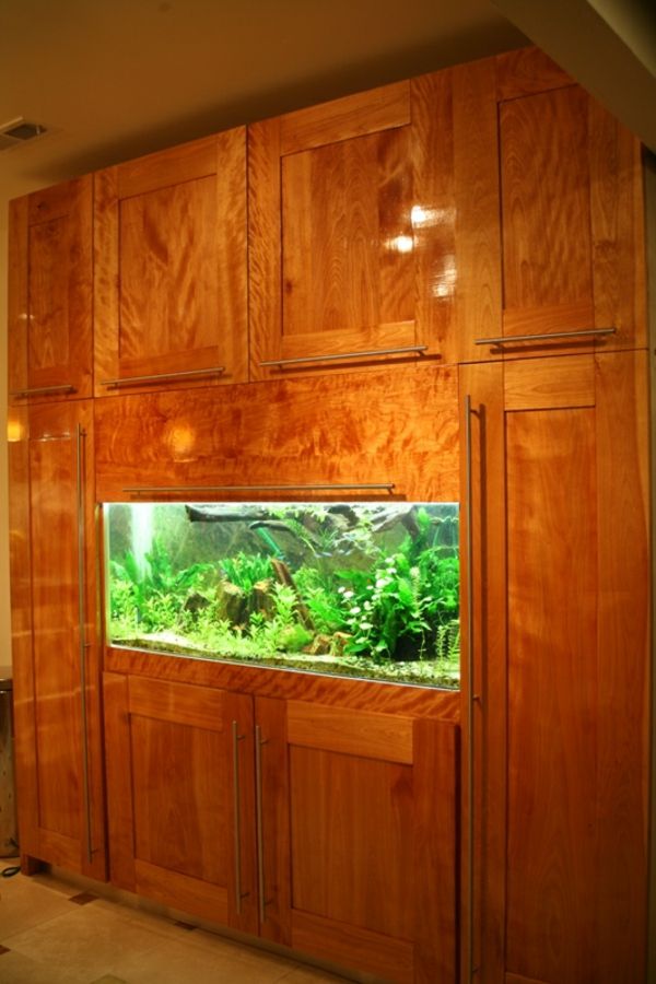 medinė kabinetas su akvariumu