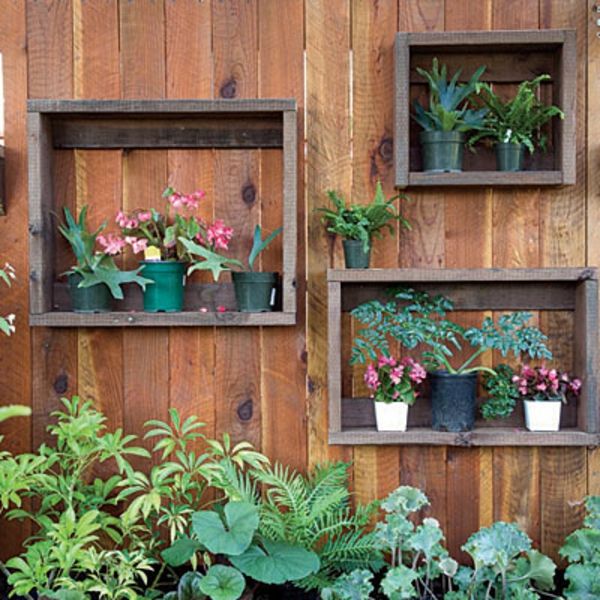 drevené deliace priečky záhradné regály veľa rastlín