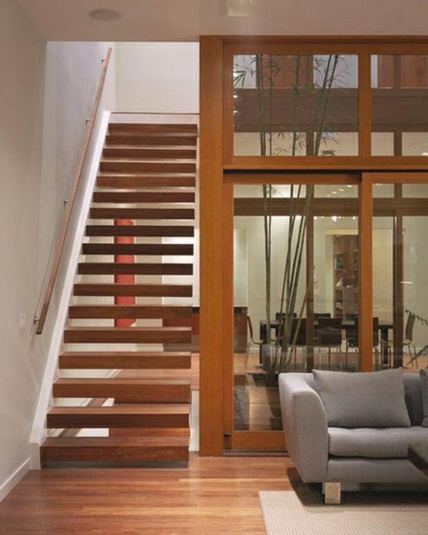 Zasnova hiše s sodobnimi lesenimi stopnicami
