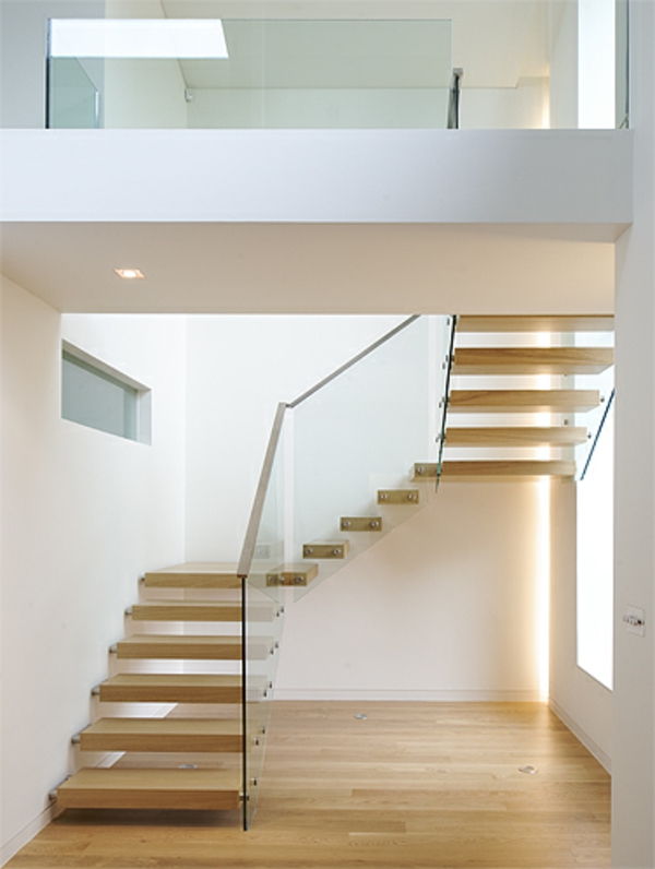 lindas escadas flutuantes em uma casa de luxo em dois andares