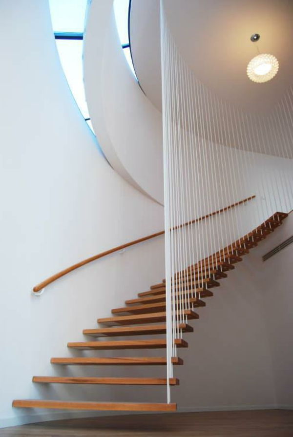 baltos sienos dizainas ir elegantiški laisvai plaukiojantys laiptai