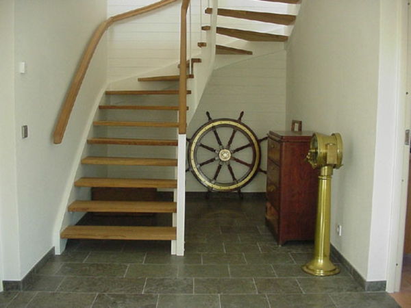 drevené schodisko v polootáčke - jedinečná dekorácia