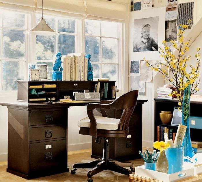 Idei interioare de birou, mobilier din lemn masiv, porțelan albastru, flori galbene, fotografii de pe perete