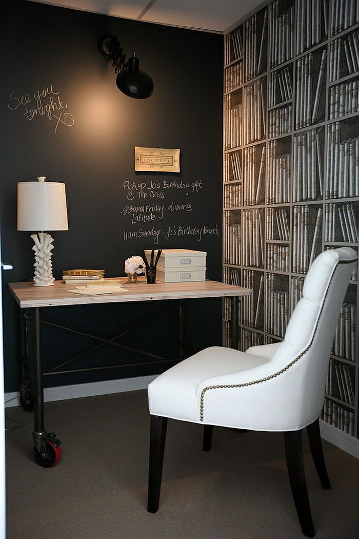 Idei de cameră de studiu, pereți în tablă de culoare, note și rafturi înregistrate, scaun din piele albă, masă din lemn cu roți