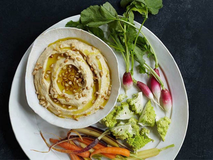 faceti humus-ul cu miezuri garnitura si decorati combinatia de legume