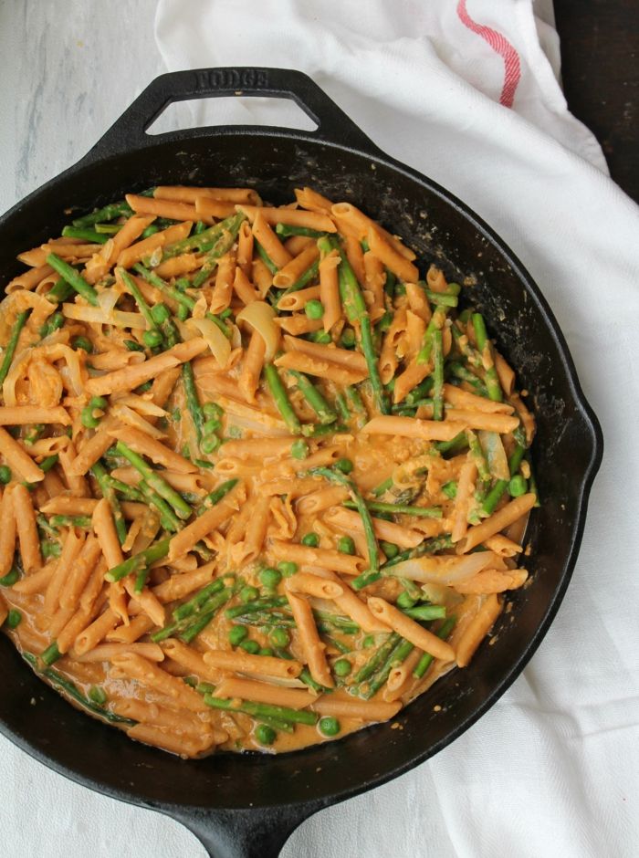 lage hummus selv og spis den med pasta pasta med pesto tomat saus kikærter