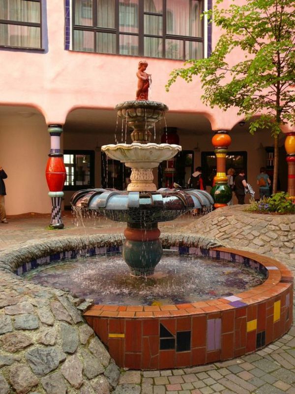 Hundertwasser-art-fontána-in-nádvorí-Magdeburg