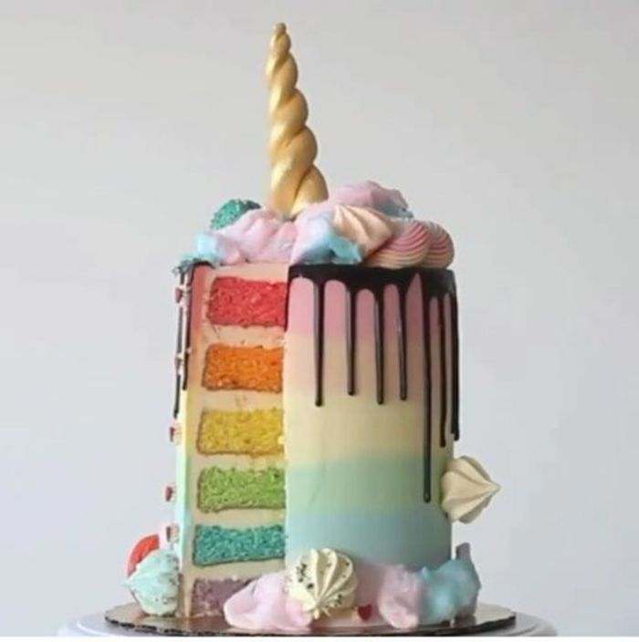 Idéia para uma torta de unicórnio cor de arco-íris com um chifre amarelo