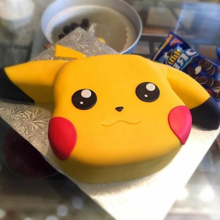 gul pokemon är pikachu med röda kinder och svarta ögon - bra idé för en pokemonkaka
