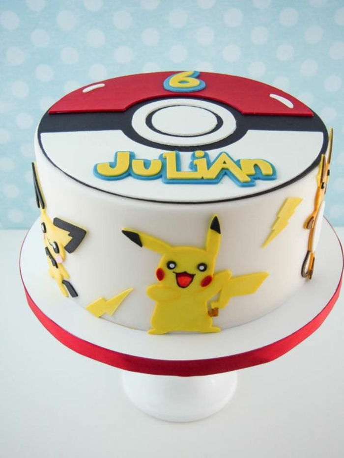 Torta pokemon bianca con un pokemon giallo che è pikachu e una pokeball rossa