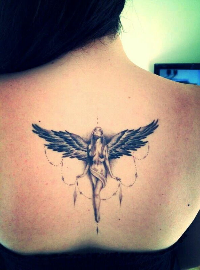 dit is een idee voor een tatoeage met een kleine, zwarte mini-engel - een vrouw met zwarte engelenvleugels